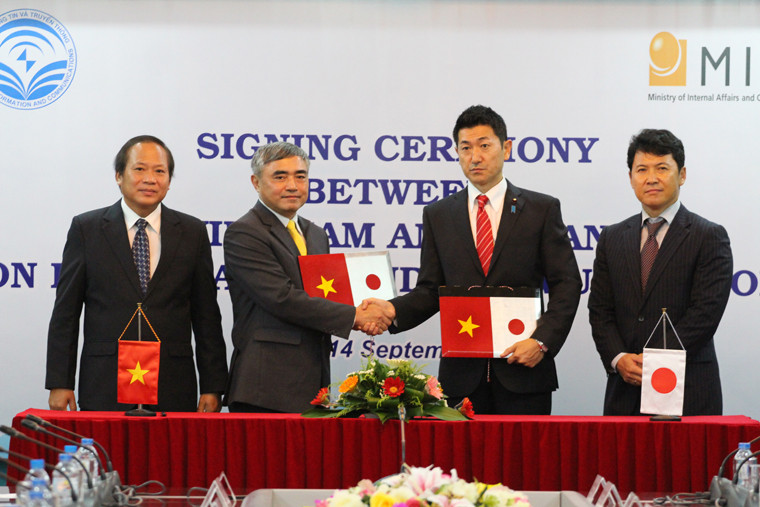 Bộ trưởng Bộ TT&TT Trương Minh Tuấn chứng kiến lễ ký kết giữa hai Bộ