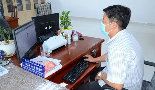 Chuyên viên Trung tâm Phục vụ hành chính công tỉnh Tiền Giang tiếp nhận hồ sơ trực tuyến. Ảnh: tiengiang.gov.vn.