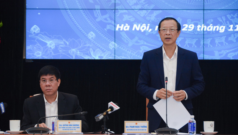 Thứ trưởng Bộ Giáo dục và Đào tạo Phạm Ngọc Thưởng trao đổi với báo chí về phương án thi tốt nghiệp THPT từ năm 2025.