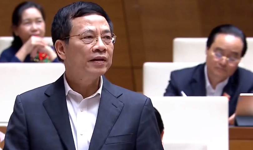 Bộ trưởng Nguyễn Mạnh Hùng trả lời chất vấn trước Quốc hội tại phiên họp ngày 9/11.