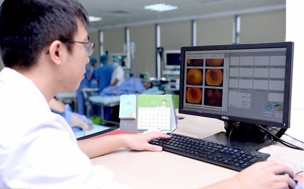 Cán bộ, y bác sĩ ngành y tế sử dụngcông nghệ hiện đại phục vụ cho việc khám chữa bệnh, tiết kiệm thời gian trong việc đưa ra chuẩn đoán và điều trị cho bệnh nhân. Ảnh: Viettel