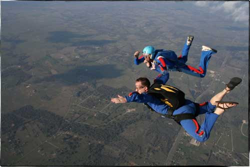 Cựu chiến binh 91 tuổi nhảy dù mừng Ngày Chiến thắng