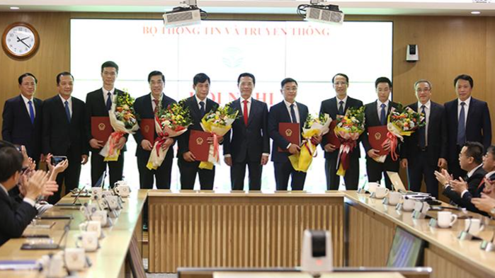 Lãnh đạo Bộ TT&amp;TT chụp ảnh lưu niệm với các cán bộ nhận quyết định.