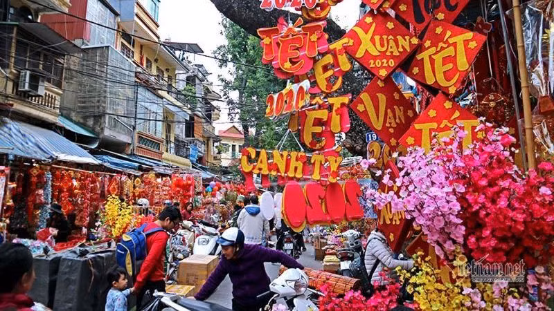 Chợ hoa Tết Hàng Lược rực rỡ đủ loại đồ trang trí ngày Tết.