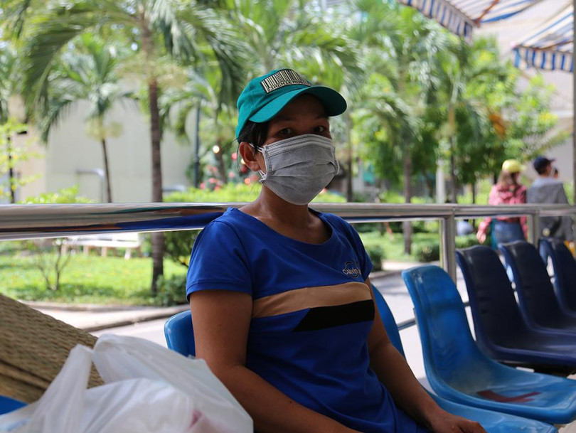 Chị Thu túc trực ở Bệnh viện Chợ Rẫy để lo cho chồng, sáng 6/3