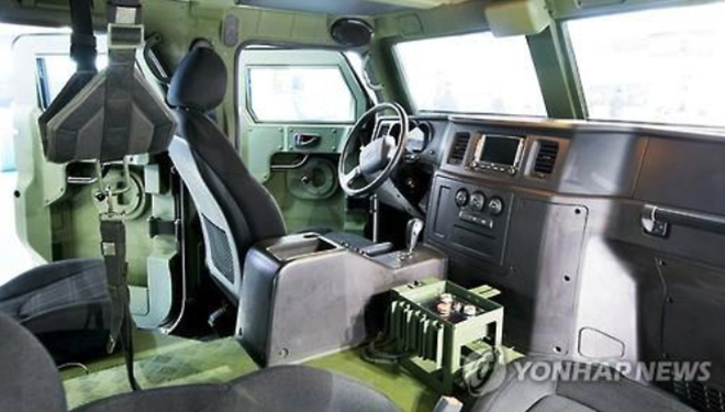 Nội thất xe được trang bị công nghệ hiện đại, đặc biệt hệ thống điều khiển vũ khí.