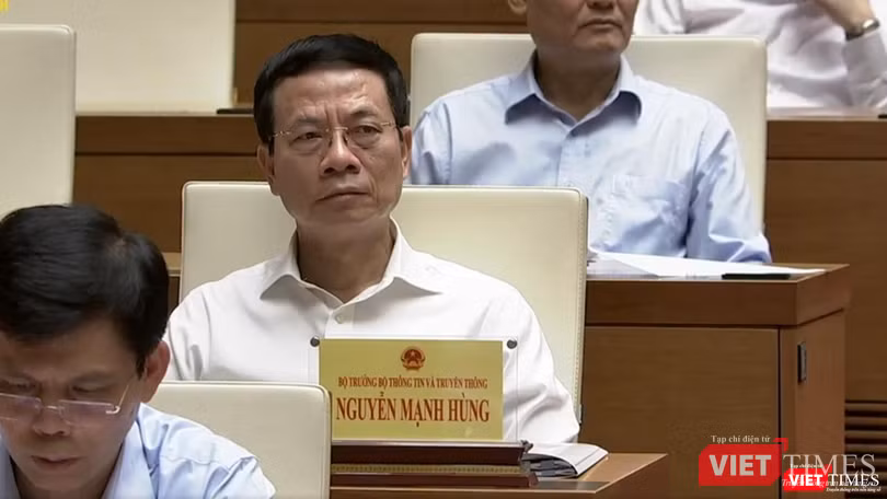 Bộ trưởng Bộ Thông tin và Truyền thông Nguyễn Mạnh Hùng rất theo dõi phần trả lời chất vấn của Bộ trưởng Bộ Công an Tô Lâm.