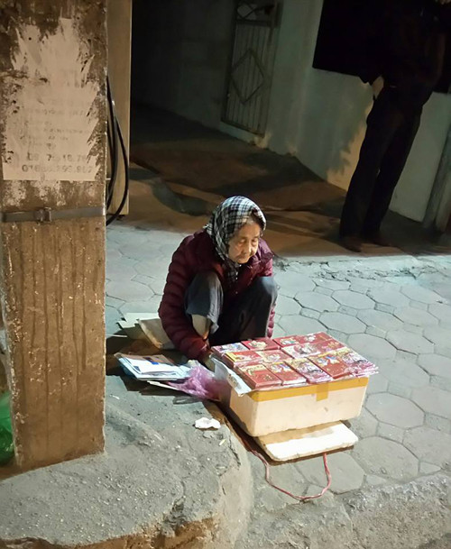 Bức ảnh cụ bà ngồi co ro bán phong bao lì xì bên vệ đường đang khiến nhiều người đọc xúc động. Bạn Hằng Nga Nguyên viết: "Cách đây 3 năm con gặp cụ, vào một ngày rét buốt da buốt thịt! Cụ mặc đúng một tấm áo mỏng dính, ngồi co ro trước cửa nhà. Con chạy lên nhà tìm áo khoác để cụ mặc tạm cho ấm mà xuống tới nơi thì cụ đã đi đâu rồi! Chạy xe lòng vòng quanh mấy đường gần nhà mà không tìm thấy cụ đâu để gửi cụ áo khoác. Hôm nay con lại gặp đc cụ! Cũng vẫn dáng ngồi co ro vì trời lạnh! 78 tuổi, đáng lẽ cụ phải được sum vầy ấm cúng bên con cháu, thì cụ ngồi đây, bán từng tệp lì xì kiếm chút tiền để trang trải cuộc sống. Cụ bảo cụ không còn con cháu. Cụ ngồi gần 101-102 A49 Thái Thịnh. Cụ nói sẽ ngồi đây bán từ giờ tới 30 Tết, từ 12h trưa tới tầm 21h. Thế nên tớ viết status này, chỉ mong bạn nào quanh khu vực Thái Hà, Thái Thịnh hay bạn nào tiện đường đi qua đây thì ghé vào mua giúp cụ tệp lì xì. Sắp Tết rồi, cùng góp chút ít ỏi để cụ có một cái tết ấm áp hơn". 10-anh-hot-trong-ngay-tren-facebook-8