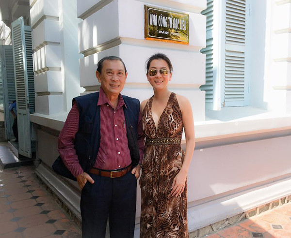 MC Kỳ Duyên có dịp tới thăm gia đình công tử Bạc Liêu mới đây. Cô chia sẻ: "Đi tìm "Công tử Bạc Liêu", đến tận nhà Công Tử đập cửa đòi vào cho bằng được. Cuối cùng trời không phụ lòng người, không gặp được "Công tử Bạc Liêu" nhưng gặp được con trai ruột của ông là ông Trần Trinh Đức. Nhưng nếu cha ông là "Công tử Bạc Liêu" thì chắc ông là "Công tử bạc mệnh" vì cha ông đã phá sản trước khi mất. Giờ ông chỉ ngồi bán sách sinh sống qua ngày trong một góc nhỏ của toà nhà nguy nga trước đây của gia đình ông mà bây giờ đã biến thành một địa điểm du lịch. Thật buồn... đúng với câu "không ai giàu ba họ, không ai khó ba đời". 10-anh-hot-trong-ngay-tren-facebook-5