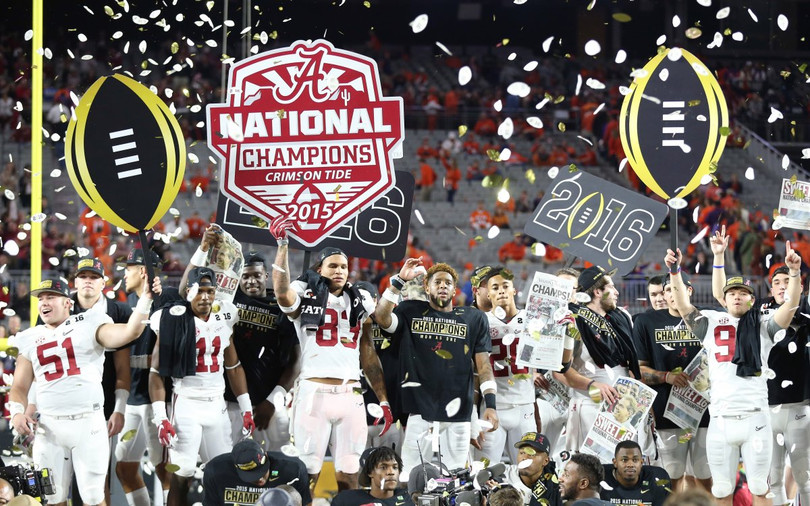 Cầu thủ Alabama ăn mừng sau khi đánh bại Clemson 45-40 để giành chiến thắng trong Playoff Championship NCAA, ngày 11/1/2016, tại Glendale, AZ.