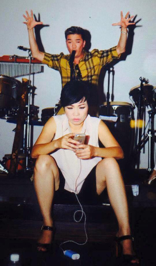 Đàm Vĩnh Hưng vui vẻ trêu đùa Phương Thanh, trong khi chị Chanh mải chơi điện thoại. Bức ảnh đời thường, giản dị của hai ngôi sao được chụp cách đây một năm. Ảnh: Maison de Bil 10-anh-hot-trong-ngay-tren-facebook-6