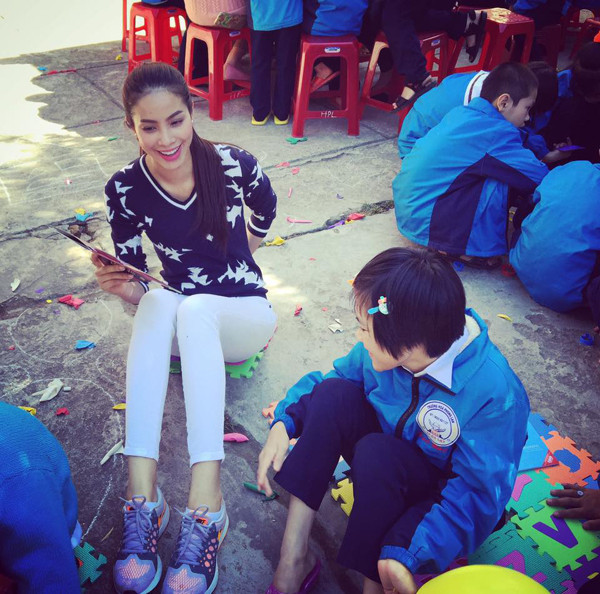 Phạm Hương không ngần ngại ngồi bệt xuống sân trường, chơi đùa cùng các em nhỏ tại trường thiểu năng Hoa Phong Lan (Đà Lạt). Cô chia sẻ cảm xúc rằng, mọi mệt mỏi đều tiêu tan.. 10-anh-hot-trong-ngay-tren-facebook-2