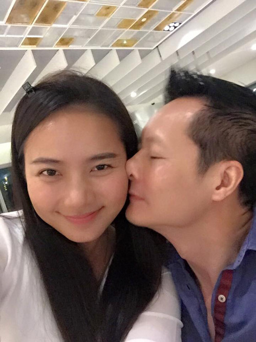 Phan Như Thảo hạnh phúc khi được vị hôn phu thơm má. 10-anh-hot-trong-ngay-tren-facebook-4