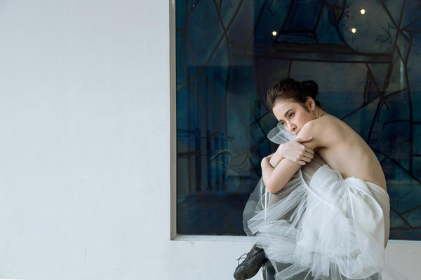 Angela Phương Trinh sexy trong trang phục bán nude với dòng caption đầy tâm trạng: "Ngày lê thê đời cứ vụng về... mà sao tim em đang thèm yêu đến thế!". 10-anh-hot-trong-ngay-tren-facebook