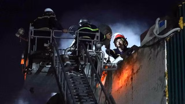 Vài giờ sau khi đám cháy được kiểm soát, lực lượng cảnh sát PCCC&CNCH vẫn tiếp tục sử dụng thang cứu hộ xử lý đám cháy. Ảnh: TTXVN. Vài giờ sau khi đám cháy được kiểm soát, lực lượng cảnh sát PCCC&CNCH vẫn tiếp tục sử dụng thang cứu hộ xử lý đám cháy. Ảnh: TTXVN.