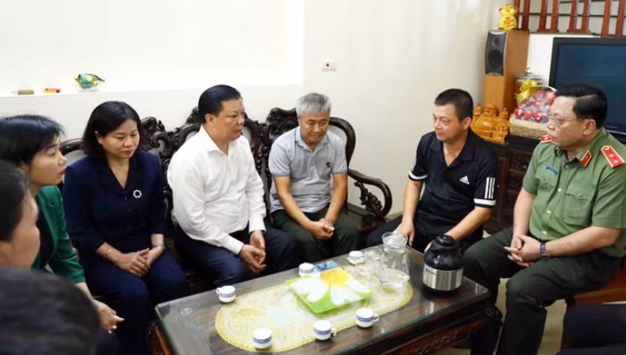 Lãnh đạo thành phố Hà Nội thăm, động viên gia đình cán bộ, chiến sĩ hy sinh trong vụ cháy tại quận Cầu Giấy (Ảnh: Hà Nội mới) Lãnh đạo thành phố Hà Nội thăm, động viên gia đình cán bộ, chiến sĩ hy sinh trong vụ cháy tại quận Cầu Giấy (Ảnh: Hà Nội mới)