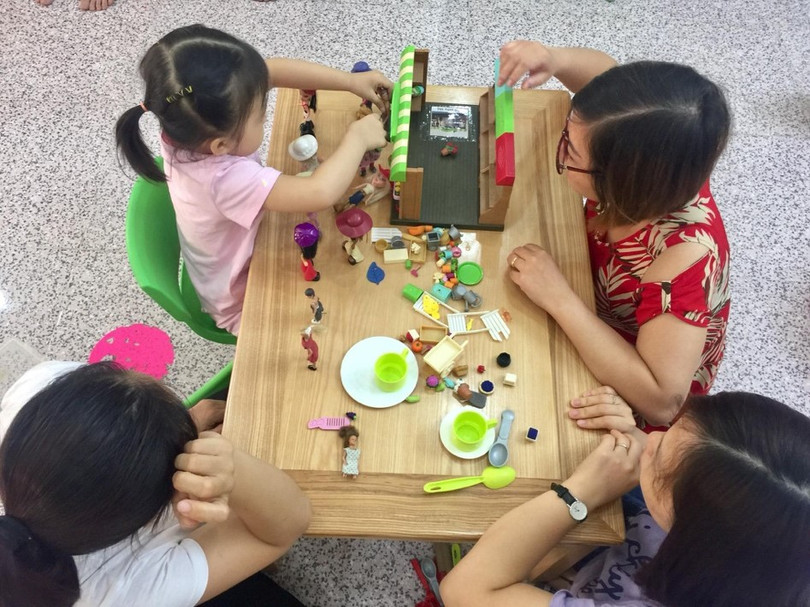 Một ngày tại lớp chơi và tương tác cùng con tại lớp học dành cho trẻ tự kỷ.