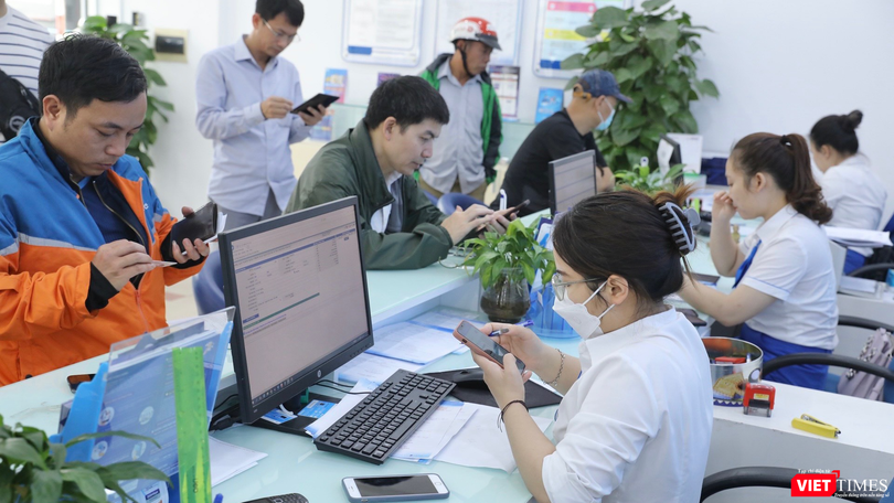 Những ngày gần đây, các điểm giao dịch của nhà mạng đông hơn hẳn do nhiều chủ thuê bao di chuẩn hoá thông tin.