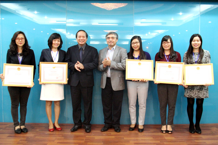 Bộ TT&TT khen thưởng Đoàn công tác Việt Nam dự Đại hội UPU ảnh 1