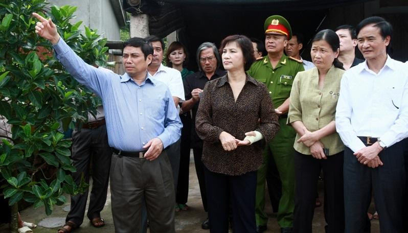 Ông Phạm Minh Chính cùng bà Nguyễn Thị Kim Ngân khảo sát địa điểm sân bay Vân Đồn.