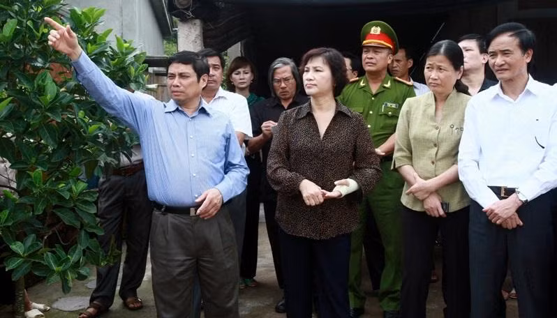 Ông Phạm Minh Chính cùng bà Nguyễn Thị Kim Ngân khảo sát địa điểm sân bay Vân Đồn.