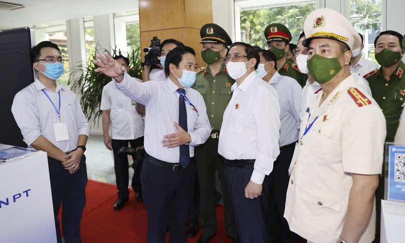 Thủ tướng Chính phủ Phạm Minh Chính nghe giới thiệu về các công nghệ định danh, xác thực điện tử IDP của VNPT.