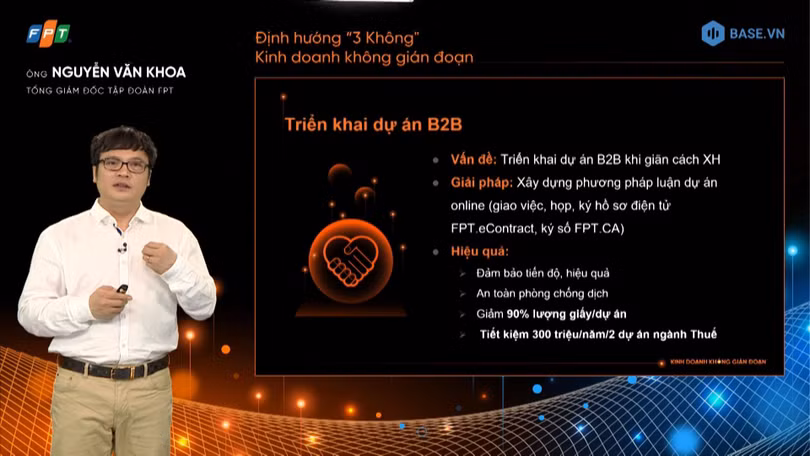 Ông Nguyễn Văn Khoa - Tổng Giám đốc FPT trình bày tại hội thảo trực tuyến