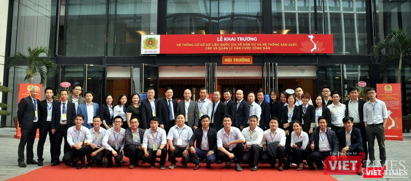 Họ là một phần trong đội ngũ “chiến binh số” thầm lặng của VNPT đã góp sức vào thành công của chiến dịch “thần tốc”. Họ là một phần trong đội ngũ “chiến binh số” thầm lặng của VNPT đã góp sức vào thành công của chiến dịch “thần tốc”.