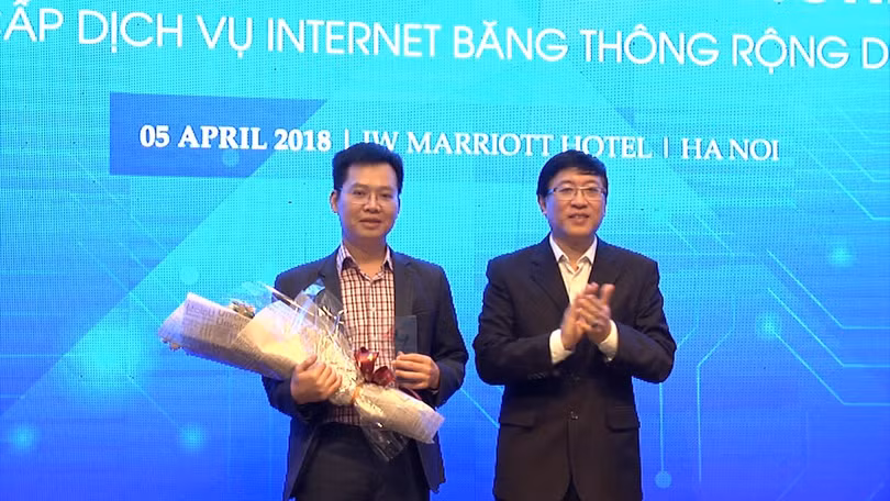 Ông Lưu Mạnh Hà, Phó Tổng Giám đốc Viettel Telecom nhận giải thưởng từ Nguyên Thứ Trưởng Bộ TT & TT Lê Nam Thắng