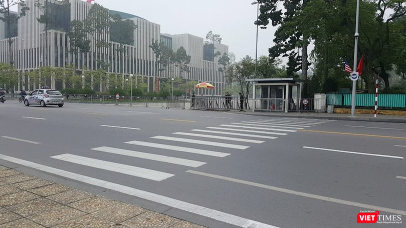 Chào tạm biệt Thủ tướng Nguyễn Xuân Phúc, lúc 12h trưa nay, ông Donald Trump rời Phủ Chủ tịch lên đường ra sân bay. Chuyên cơ sẽ đưa ông đến Philippines dự Hội nghị thượng đỉnh ASEAN chiều cùng ngày.