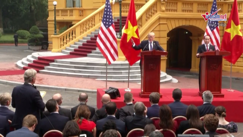 Tổng thống Trump đang trả lời phỏng vấn của phóng viên nước ngoài