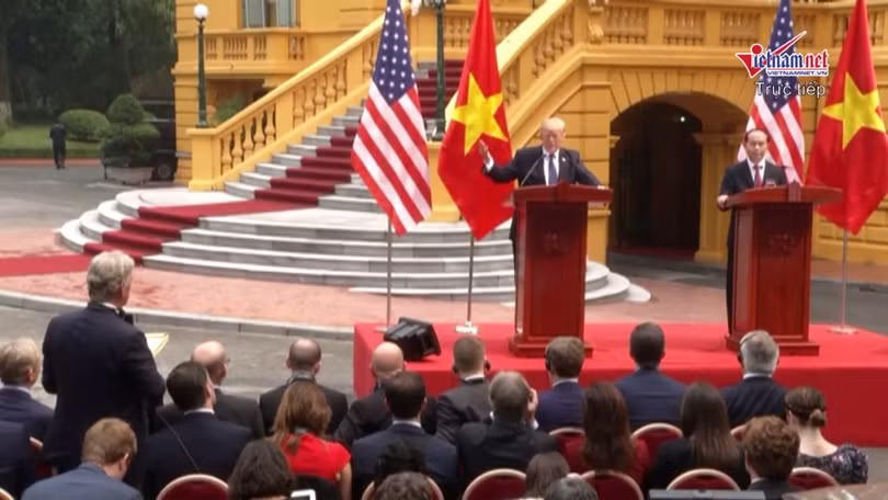 Tổng thống Trump đang trả lời phỏng vấn của phóng viên nước ngoài