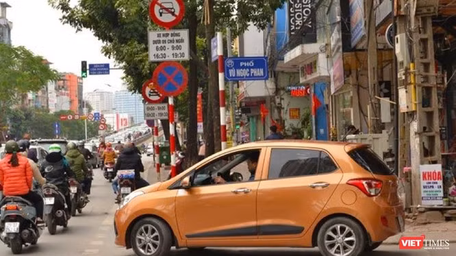 Sẽ không còn biển cấm taxi và xe hợp đồng đoạn Vũ Ngọc Phan - Láng Hạ.