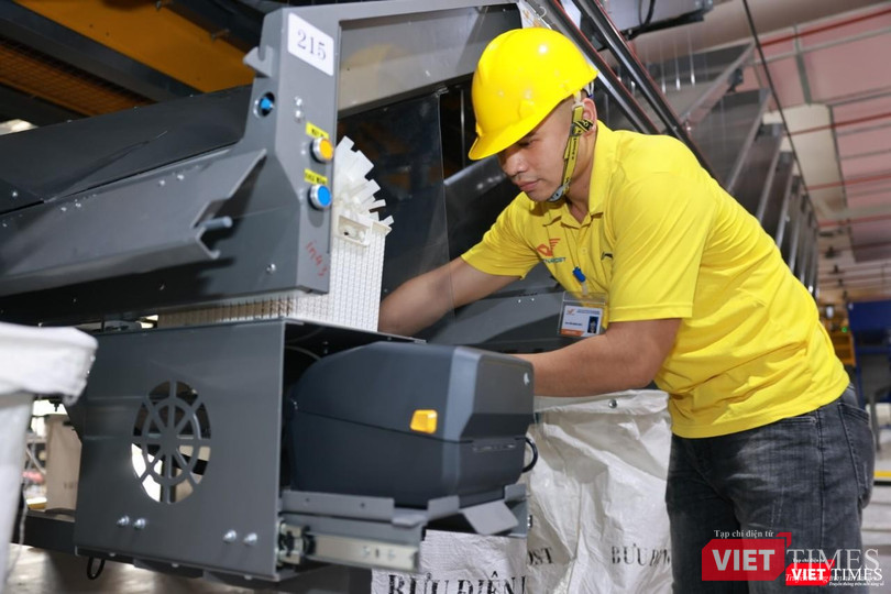 Trung tâm Vận chuyển và Kho vận khu vực phía Bắc đặt tại Mê Linh (Hà Nội) phục vụ cho 21 tỉnh, thành phía Bắc. Trong ảnh: Các bưu kiện được chia chi tiết tới các huyện và đóng túi riêng cho từng địa bàn. Trung tâm Vận chuyển và Kho vận khu vực phía Bắc đặt tại Mê Linh (Hà Nội) phục vụ cho 21 tỉnh, thành phía Bắc. Trong ảnh: Các bưu kiện được chia chi tiết tới các huyện và đóng túi riêng cho từng địa bàn.