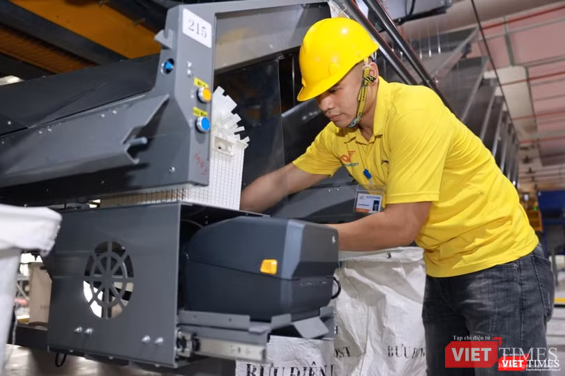 Trung tâm Vận chuyển và Kho vận khu vực phía Bắc đặt tại Mê Linh (Hà Nội) phục vụ cho 21 tỉnh, thành phía Bắc. Trong ảnh: Các bưu kiện được chia chi tiết tới các huyện và đóng túi riêng cho từng địa bàn.