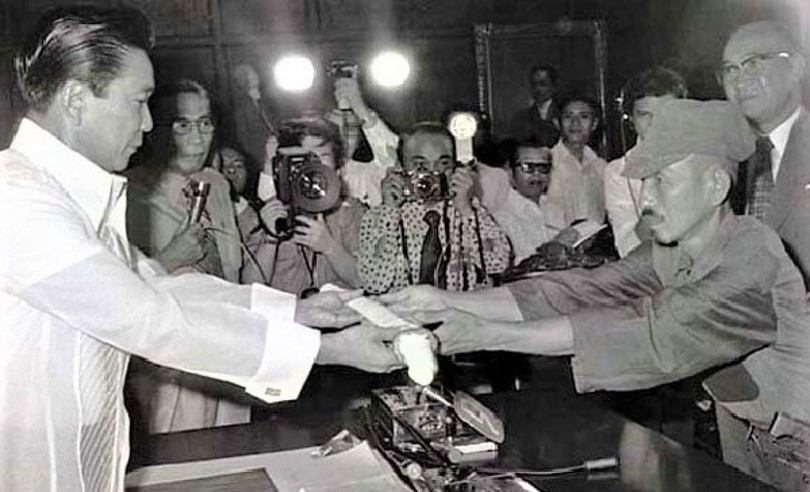 Đích thân tổng thống Philippines Marcos tiếp nhận thanh kiếm Samurai do Hiroo Onoda giao nộp.