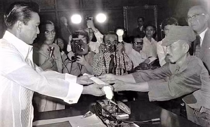 Đích thân tổng thống Philippines Marcos tiếp nhận thanh kiếm Samurai do Hiroo Onoda giao nộp.