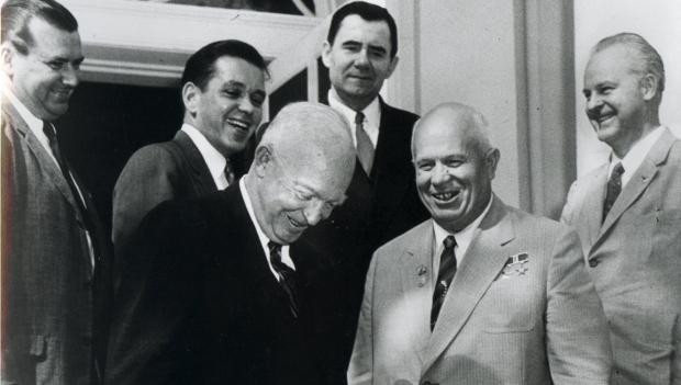 Khrushchev (phải) Eisenhower tại một hội nghị thượng đỉnh năm 1959