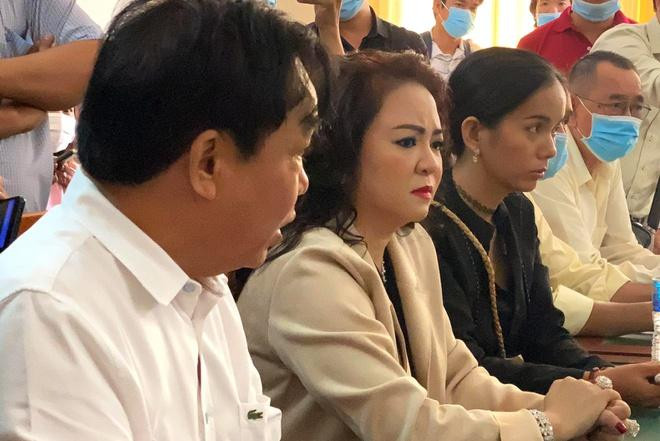 Bà Nguyễn Phương Hằng, vợ ông Dũng "lò vôi", bị xử phạt 7,5 triệu đồng vì đăng thông tin sai sự thật về việc tỉnh Bình Thuận bao che cho ông Võ Hoàng Yên khám chữa bệnh. Bà Nguyễn Phương Hằng, vợ ông Dũng "lò vôi", bị xử phạt 7,5 triệu đồng vì đăng thông tin sai sự thật về việc tỉnh Bình Thuận bao che cho ông Võ Hoàng Yên khám chữa bệnh.