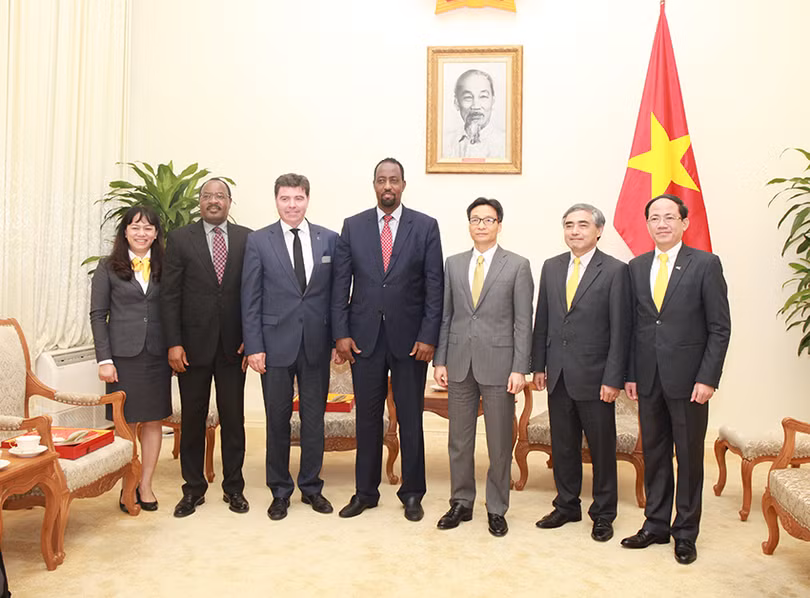 Phó Thủ tướng Chính phủ Vũ Đức Đam và Thứ trưởng Bộ Thông tin và Truyền thông Nguyễn Minh Hồng (thứ hai và ba từ phải sang) tiếp đoàn đại biểu cấp cao Liên minh Bưu chính Thế giới (UPU),