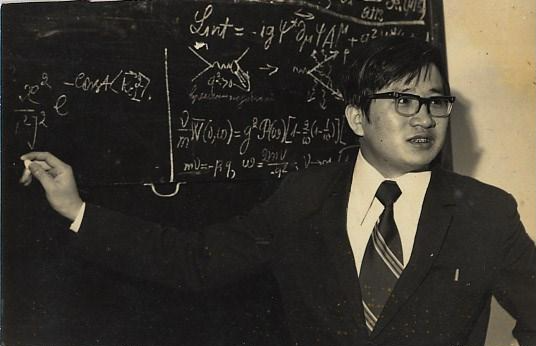 Năm 1976, nghiên cứu sinh Nguyễn Xuân Hãn bảo vệ Luận án tiến sĩ Toán Lý tại Viện Liên hợp hạt nhân Dubna (Liên Xô).