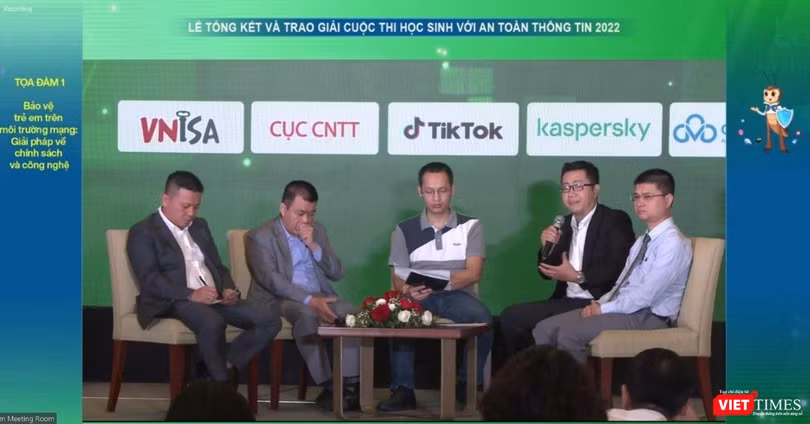 Các chuyên gia thảo luận và cho rằng phụ huynh cần nhận thức rõ về tác hại có thể xảy đến với trẻ em và thanh thiếu niên khi các em bị cuốn vào thế giới mạng phức tạp mà không có sự tư vấn, hướng dẫn và giám sát phù hợp.