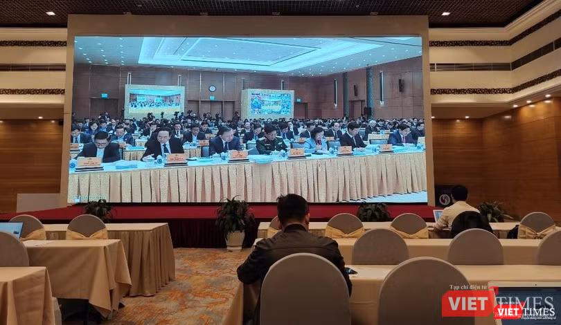 Hội nghị bàn về những cơ hội, thách thức và sẽ đưa ra những quyết sách quan trọng để đưa đất nước vững bước vào thời kỳ phát triển mới. Hội nghị bàn về những cơ hội, thách thức và sẽ đưa ra những quyết sách quan trọng để đưa đất nước vững bước vào thời kỳ phát triển mới.