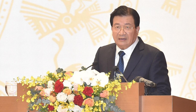 Phó Thủ tướng Trịnh Đình Dũng trình bày dự thảo Nghị quyết 01 năm 2021 của Chính phủ.