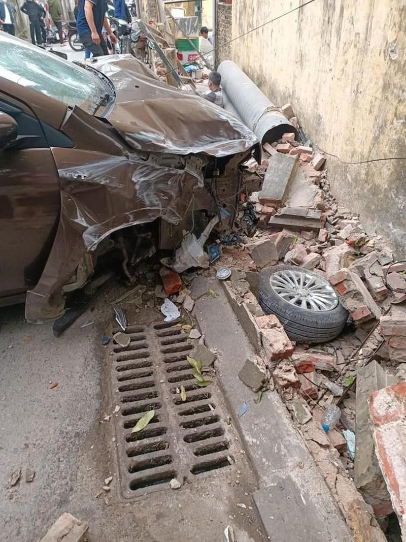 Tại hiện trường phần đầu ô tô bị hư hỏng nặng sau cú tông mạnh Tại hiện trường phần đầu ô tô bị hư hỏng nặng sau cú tông mạnh