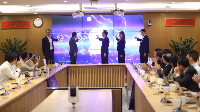 Nghi thức bấm nút khai trương Cổng thông tin điện tử sản phẩm, giải pháp khoa học, công nghệ, đổi mới sáng tạo và chuyển đổi số.