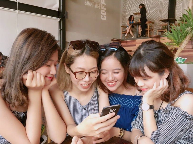 Để giảm chi phí gọi điện/SMS truyền thống, người dùng thường tận dụng tối đa các ứng dụng OTT như: Viber, Facebook Messenger, Zalo, Whatsapp… Ảnh: Mai Hồng