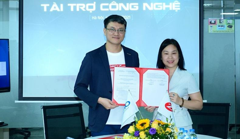 Đại diện GMO-Z.com Runsystem (bìa trái) và VINASA tại lễ ký kết.