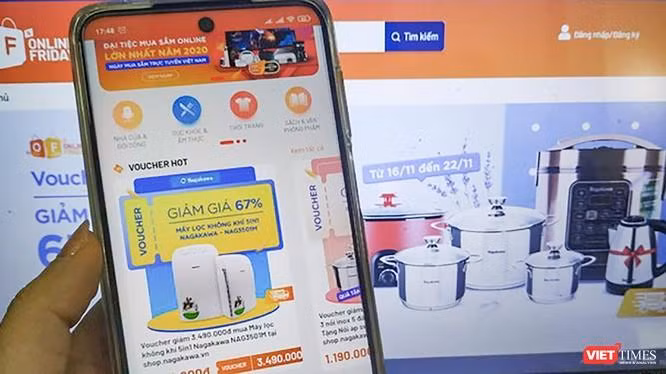 Thương mại điện tử chiếm 51% chi tiêu trực tuyến, và các mạng xã hội chiếm gần một nửa lượng khám phá trực tuyến.