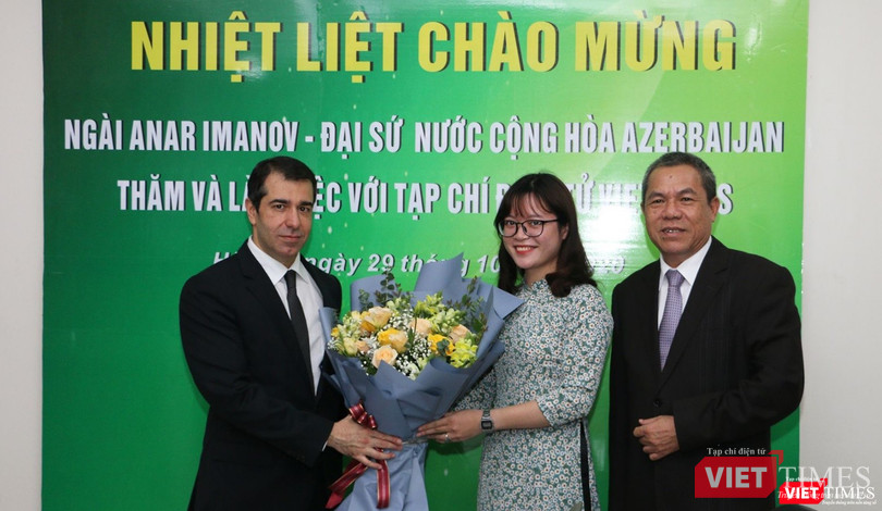 Đại diện phóng viên trẻ của VietTimes tặng hoa chào mừng Đại sứ Anar Imanov đến thăm toà soạn. (Ảnh: Đăng Khoa) Đại diện phóng viên trẻ của VietTimes tặng hoa chào mừng Đại sứ Anar Imanov đến thăm toà soạn. (Ảnh: Đăng Khoa)